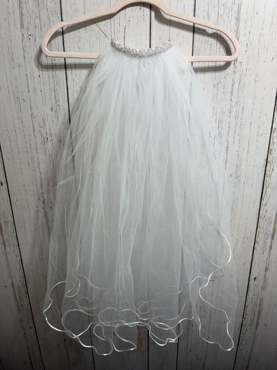 Vintage Accessories - Vintage White Tulle Hair Veil with Beaded Trimmed Hair comb